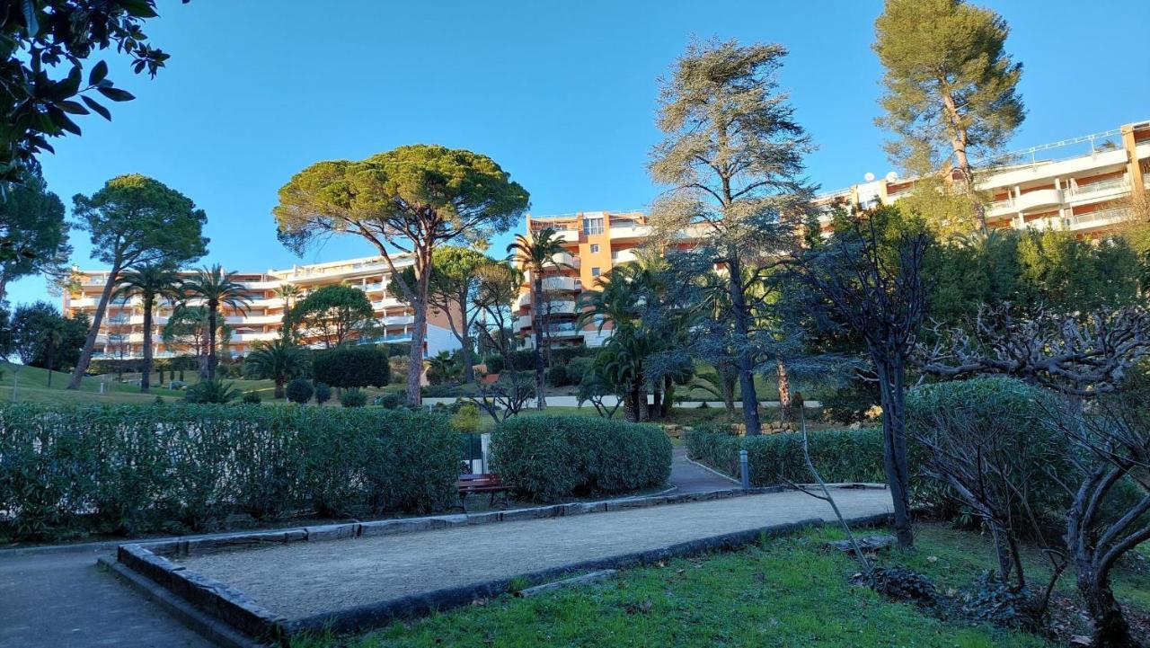 Charmant Appartement Residentiel Avec Terrasse, Jardin Privatif Et Piscine A Cannes カンヌ エクステリア 写真