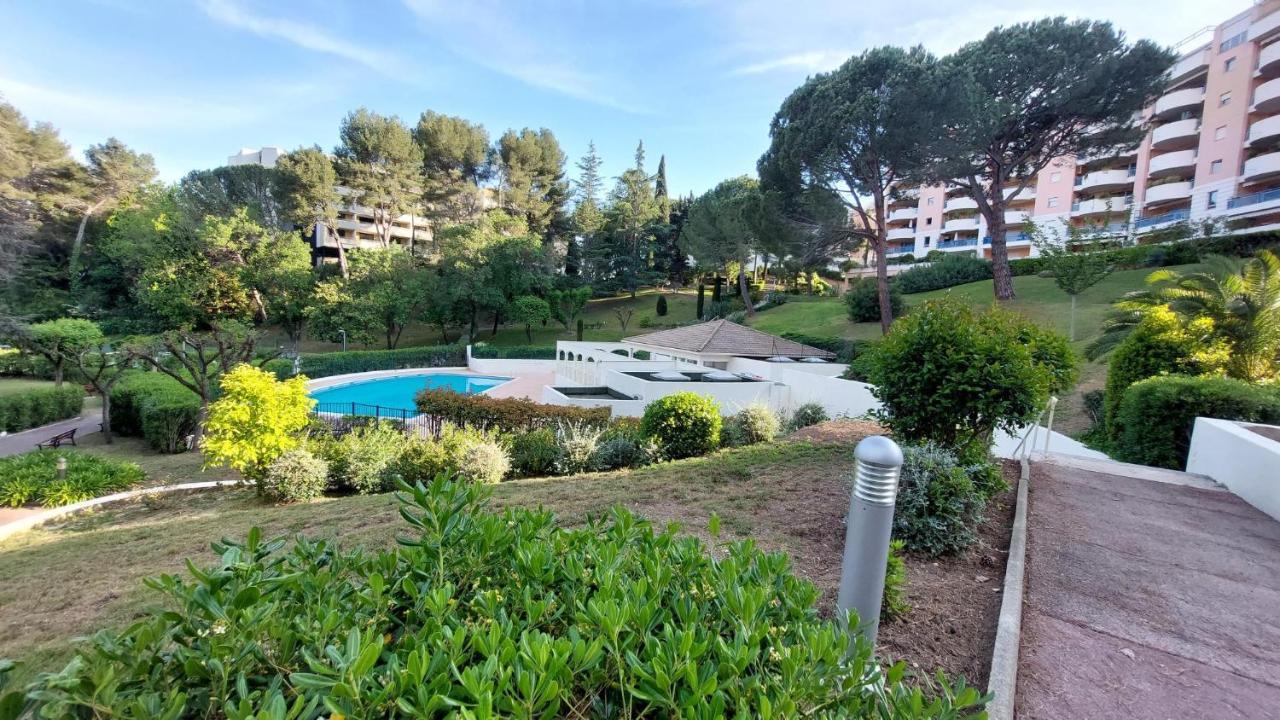 Charmant Appartement Residentiel Avec Terrasse, Jardin Privatif Et Piscine A Cannes カンヌ エクステリア 写真