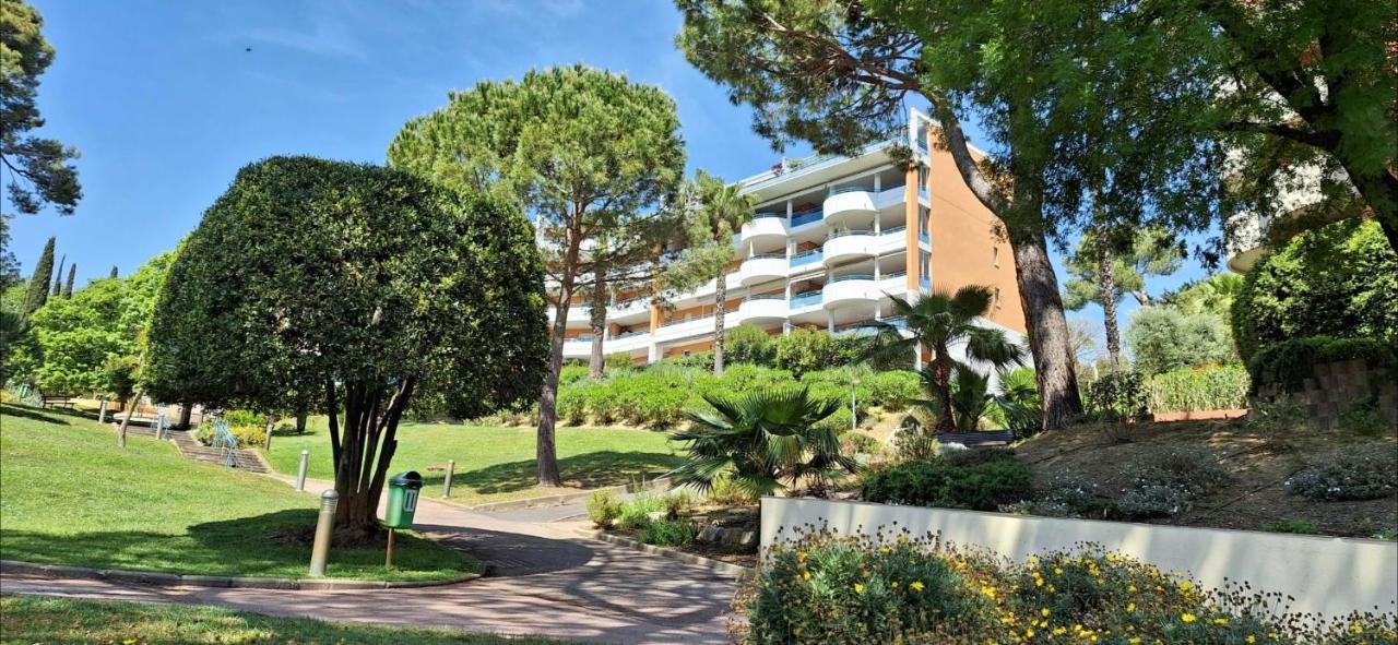 Charmant Appartement Residentiel Avec Terrasse, Jardin Privatif Et Piscine A Cannes カンヌ エクステリア 写真