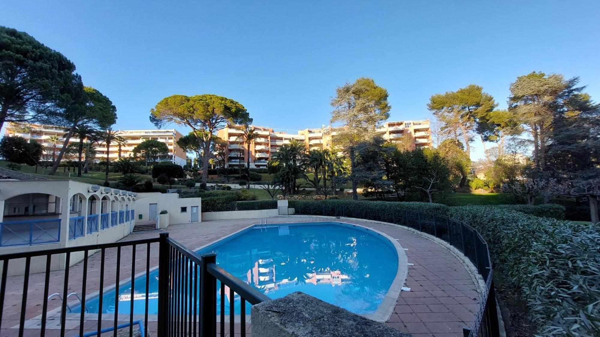 Charmant Appartement Residentiel Avec Terrasse, Jardin Privatif Et Piscine A Cannes カンヌ エクステリア 写真