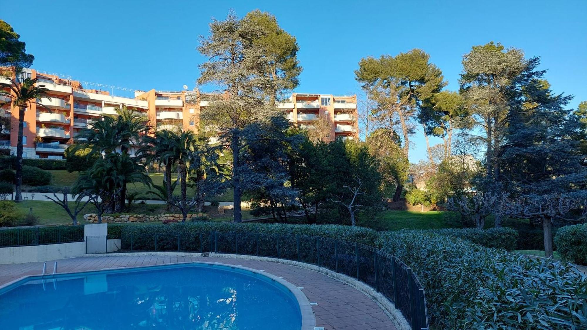 Charmant Appartement Residentiel Avec Terrasse, Jardin Privatif Et Piscine A Cannes カンヌ エクステリア 写真
